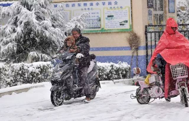 作为父母,他们从心里愿意每天接送孩子,但是下雪天要孩子遭罪,他们