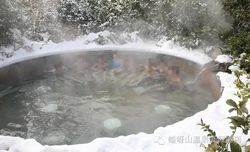 下雪天与泡温泉最相配 嵖岈山温泉小镇在等你!