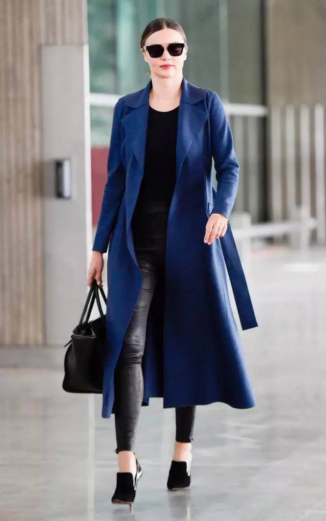 米兰达·可儿的大衣造型非常简约,用深蓝色大衣搭配黑色打底衫,紧身