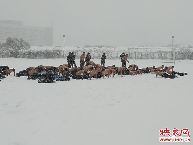 图为警察学院学员们在雪地里赤膊做俯卧撑.