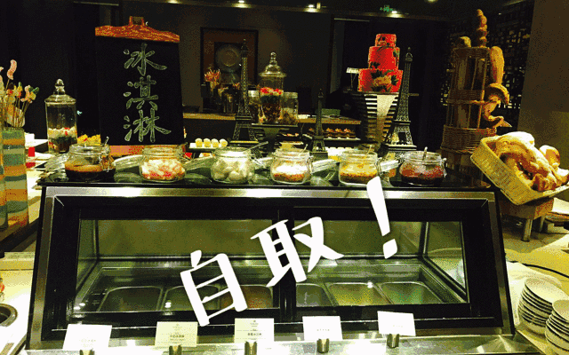 中餐区中餐区域,一盆盆鲜美的炒菜整齐划一的排列在大理石台面上,炸