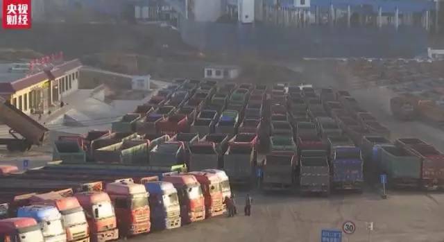 而在山西省阳泉市盂县的一家煤矿企业,运煤车正在排队装车.