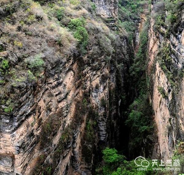 藏在大山深处的奇景—己衣大裂谷