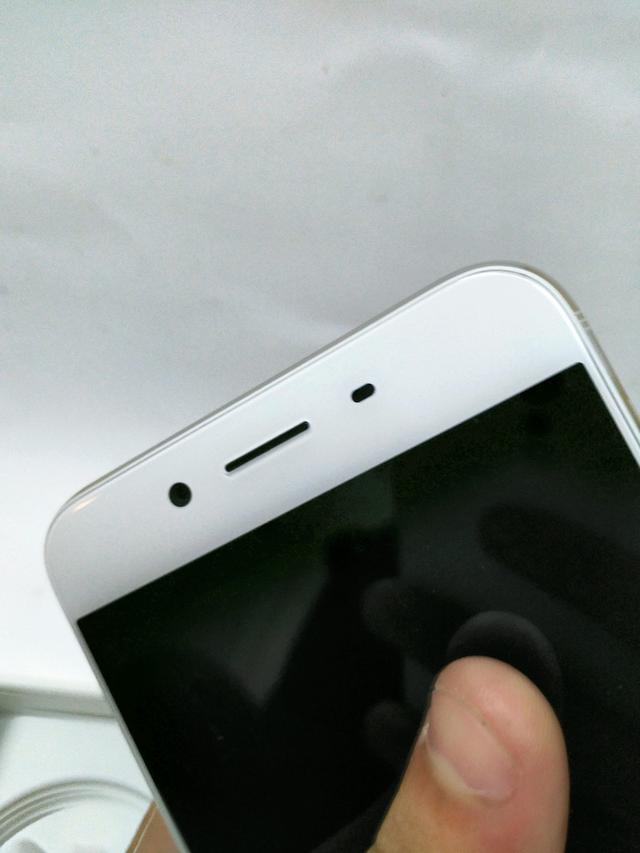 oppo r9s信号带这次采用了不同的设计,被称为"微缝天线设计"这一设计