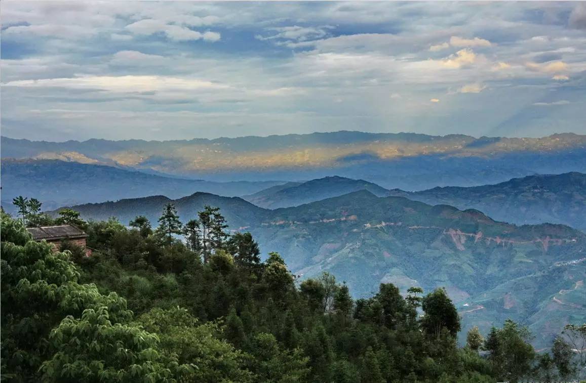 哀牢山,位于中国云南中部 为云岭向南的延伸 是云贵高原和横断山脉的