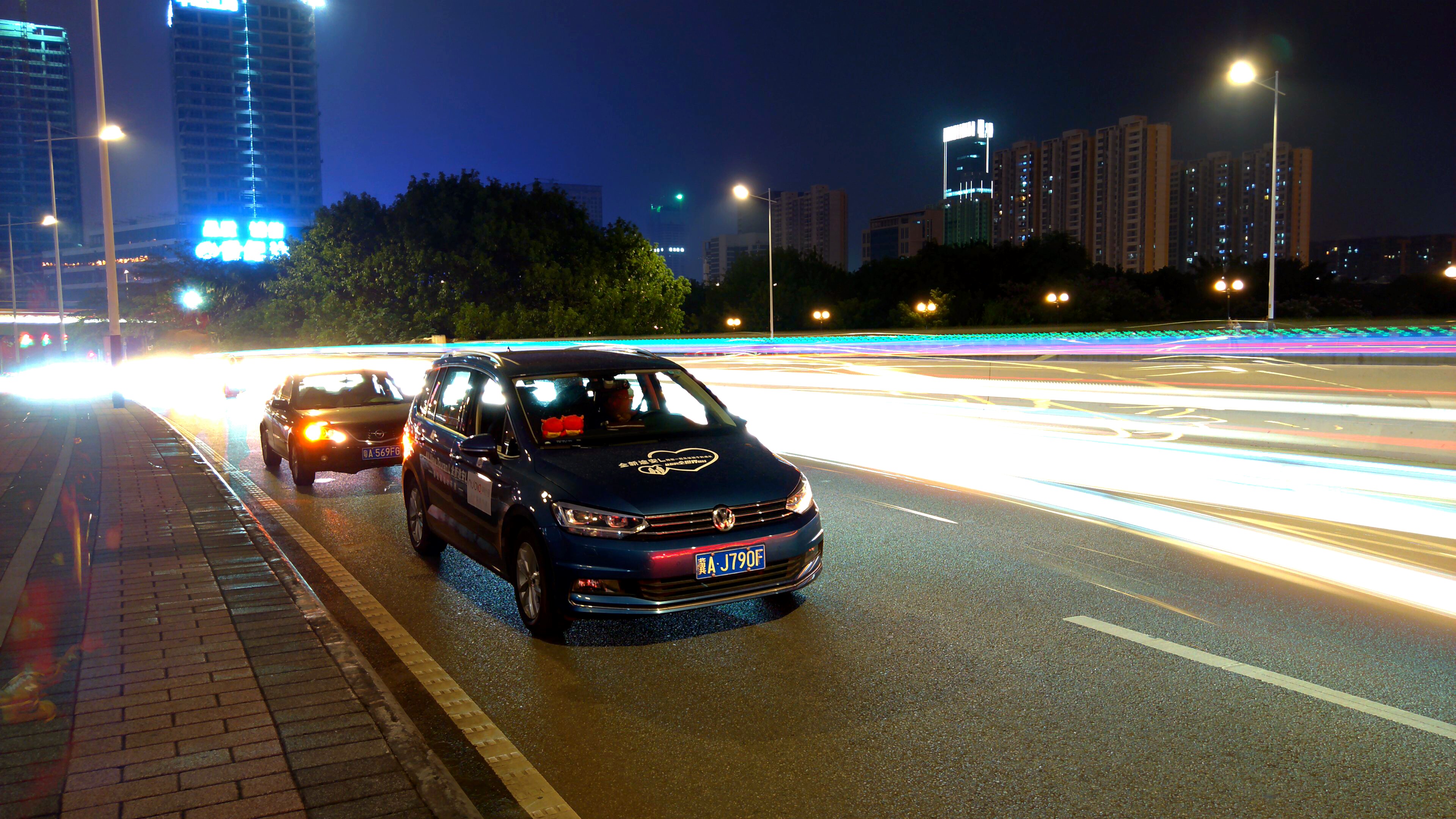 给陪伴我们一路旅程的"小途"拍张夜景照.