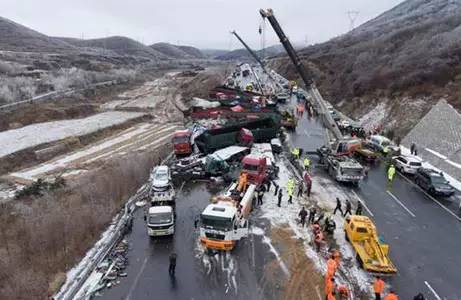 京昆高速车祸17死,冰雪路面你以为开的慢就安全?