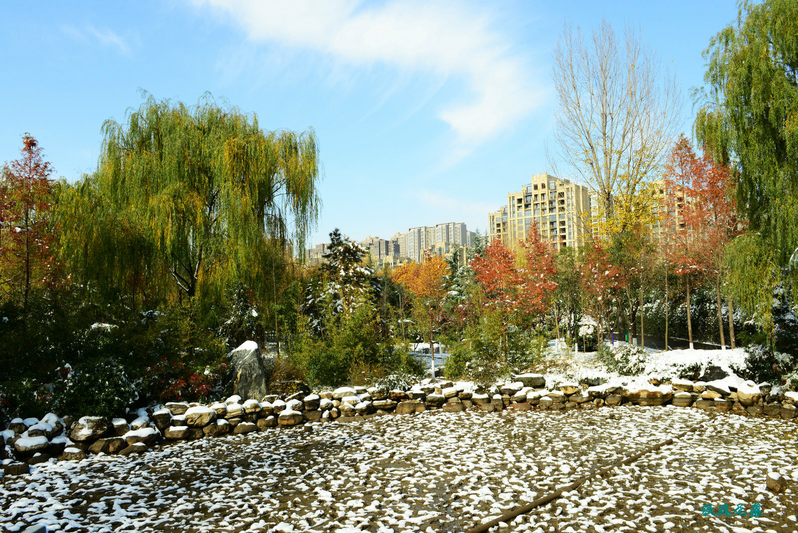 初雪后的西安城市运动公园