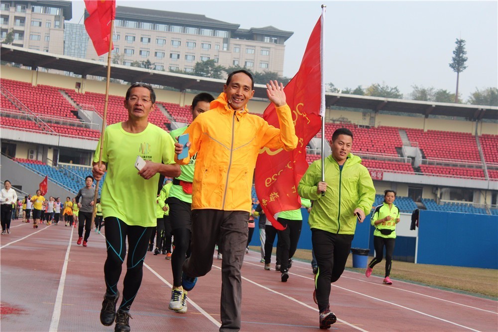 今天奥体沸腾了记重庆飞毛腿跑团成立首秀