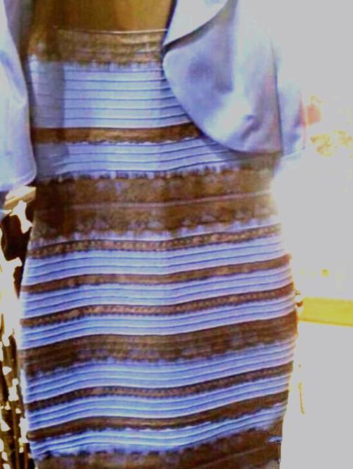 引发了著名的 "蓝白金"大战   有人说这条裙子的颜色是蓝金,有人说是
