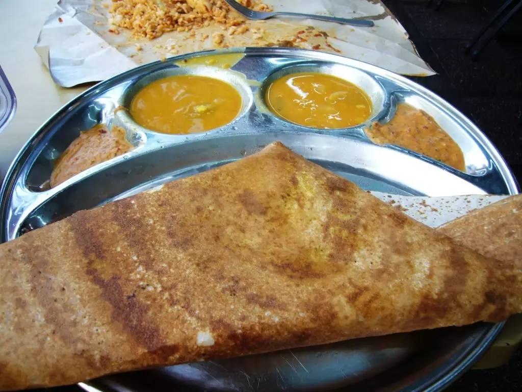 【印度吃播】白板哥和妈妈吃印度特色炸薄饼，蘸各种咖喱，又见餐具！_哔哩哔哩_bilibili