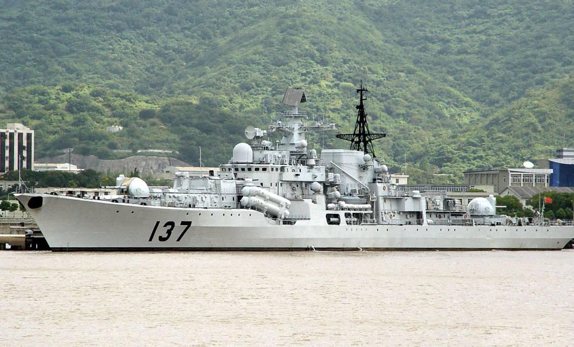 靠泊舟山码头的"福州"号驱逐舰2000年11月25日,137舰"福州"号签署了
