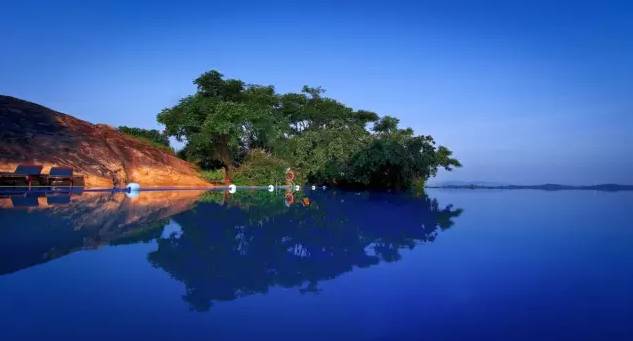 斯里兰卡是个热带岛国,犹如一滴眼泪镶嵌在广阔的印度洋海面上,其风景