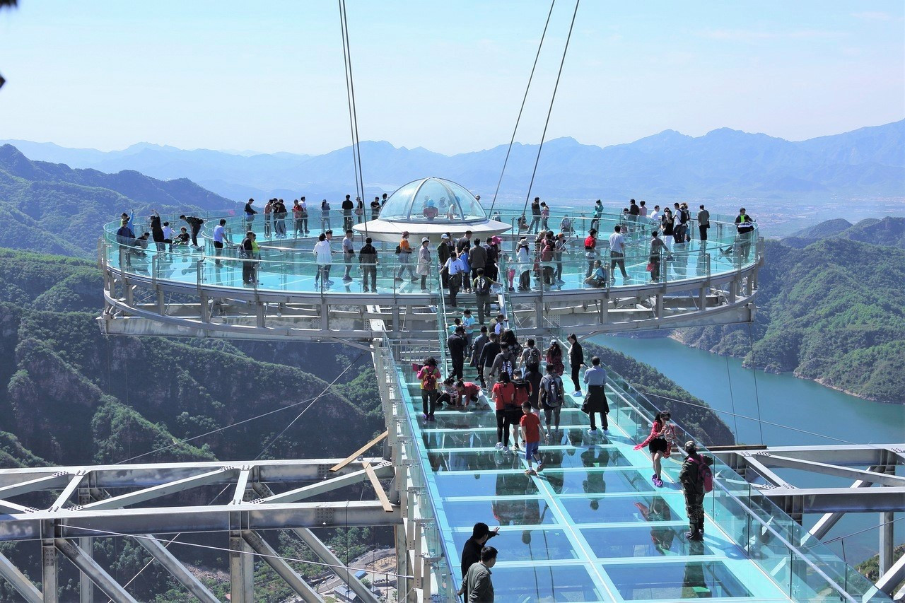 全国最长的5D玻璃栈道来啦！比张家界玻璃桥恐怖10000倍！就在陕西隔壁