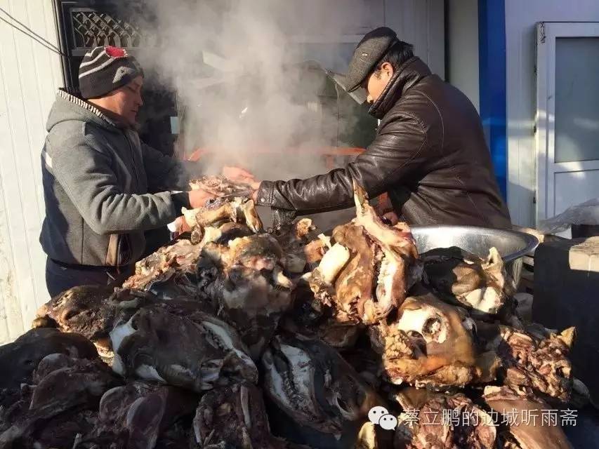 卖皮衣的巴郎子鸭舌帽上落了一层薄薄的雪 他将手里的坎肩翻来覆去