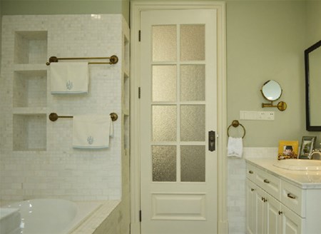 在家居风水中,卫浴之门即厕门是卫浴与家居环境中其它空间最直接进行