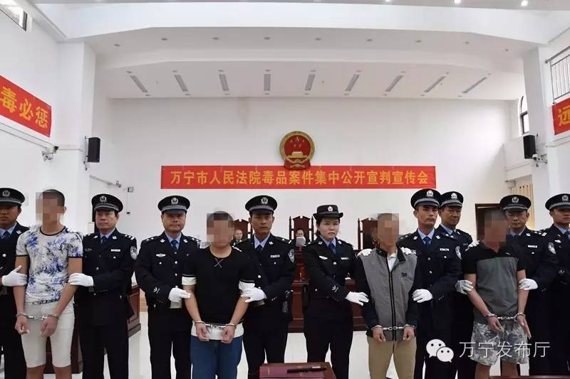 审判长,审判员,书记员,公诉人,辩护人就坐后,万宁市人民法院开庭对