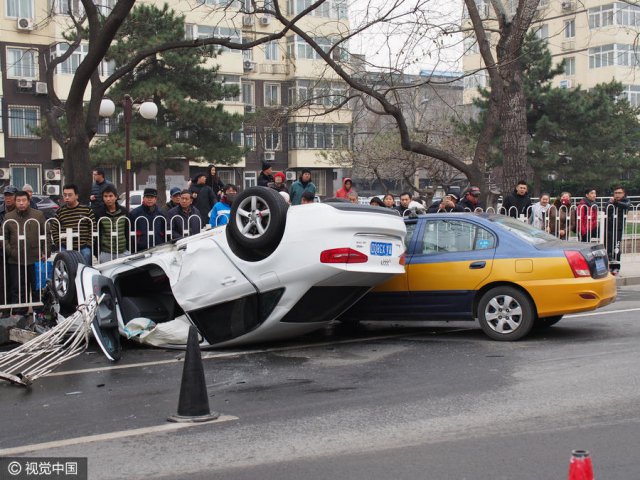 石景山古城突发车祸 出租车撞翻奥迪