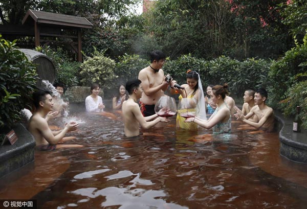 泡温泉穿内衣吗_美女只穿内衣