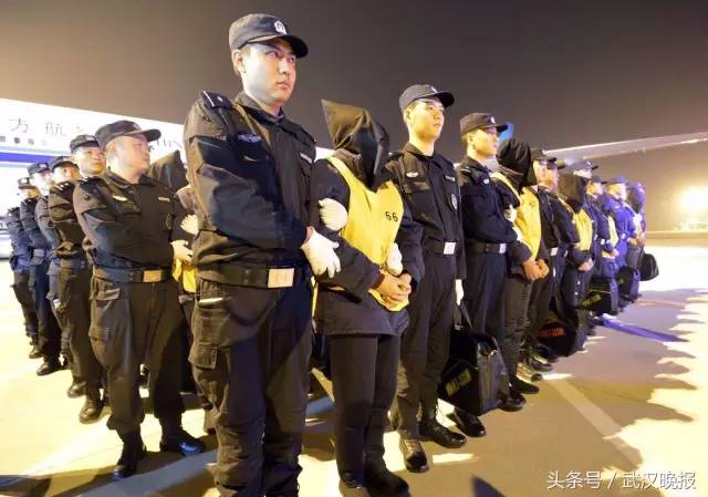 武汉最霸气车队 170名警察护送5辆车,车里是谁?