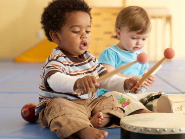 为什么婴儿在音乐早教机构表现得比在家更积极