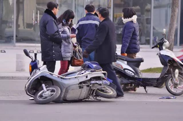 2016电动车死亡事故集,视频每1秒都是血的教训!