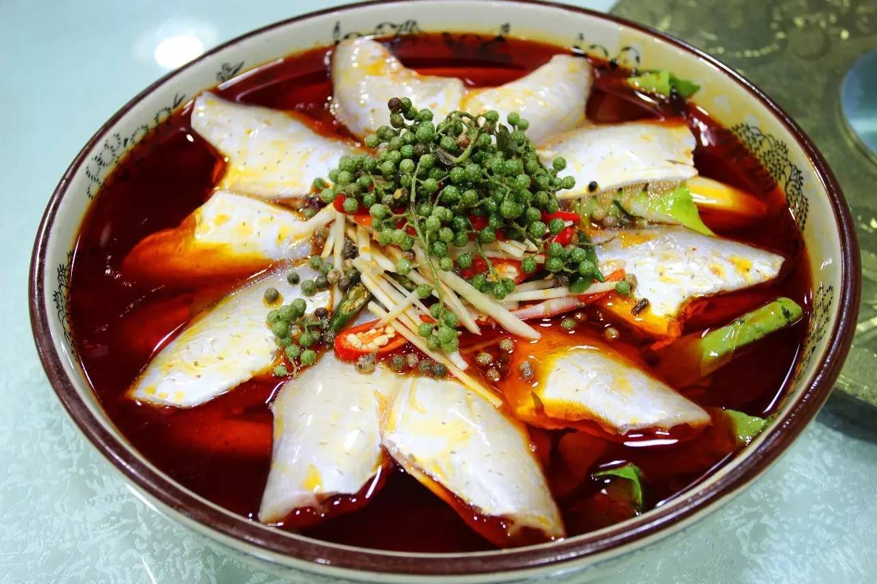 美食 正文 水煮耗儿鱼更是深得食客的欢心,加上自制的土坛泡椒调味
