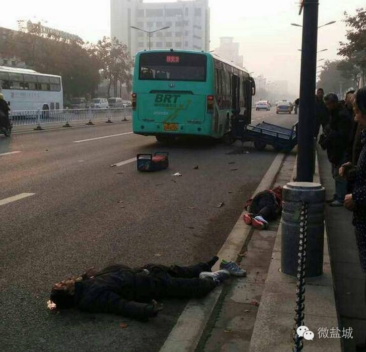 今天早上盐城brt和三轮车相碰事故现场惨不忍睹