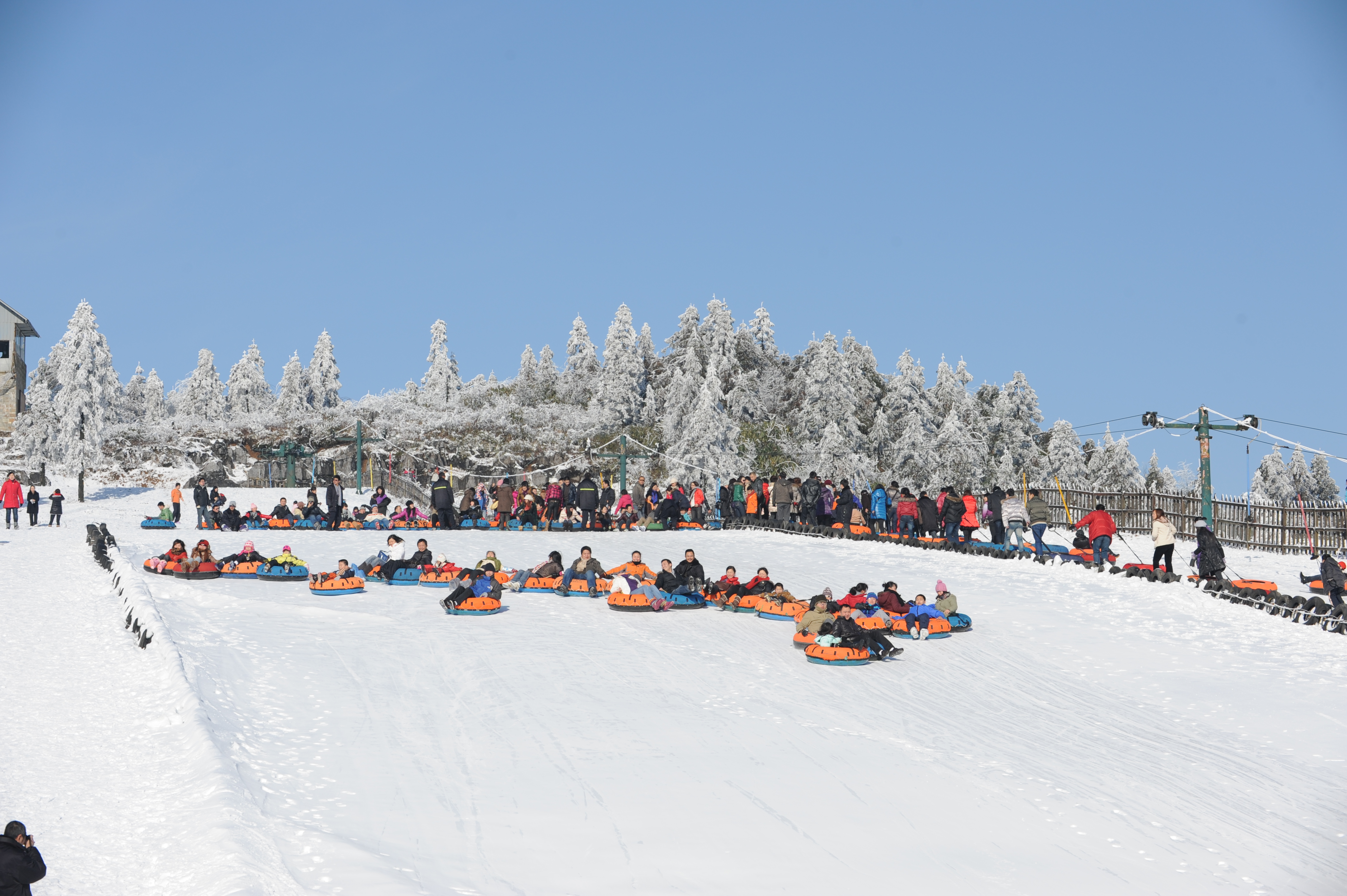 同时,仙女山还建成室内滑雪场,满足游客一年四季均可滑雪需求.