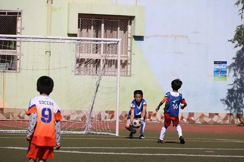 【组图】足球让孩子充满阳光--安踏杯极体育