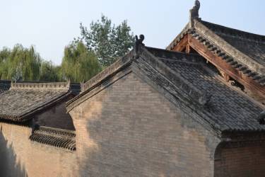 硬山顶即硬山式屋顶是汉族传统建筑双坡屋顶形式之一