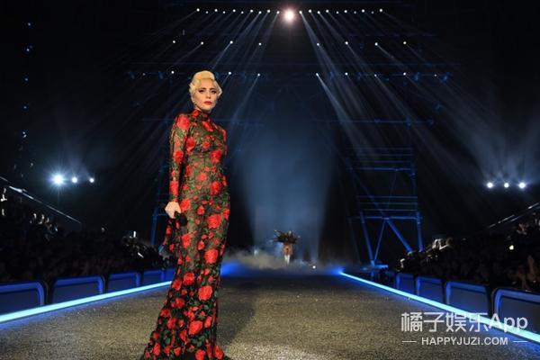 ladygaga恋上中国风第一次登上维密秀的她竟然穿起了旗袍