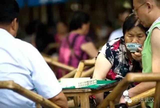 成都街边喝茶摆麻将阵已经成为这里特色的景象了,麻将玩法血流成河