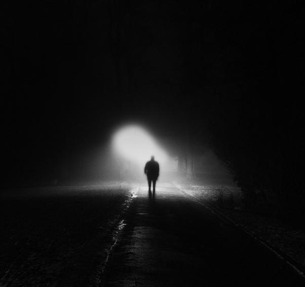 一旦走在黑暗里,人就像迷失了一般,特别讨厌关灯,特别害怕黑暗.