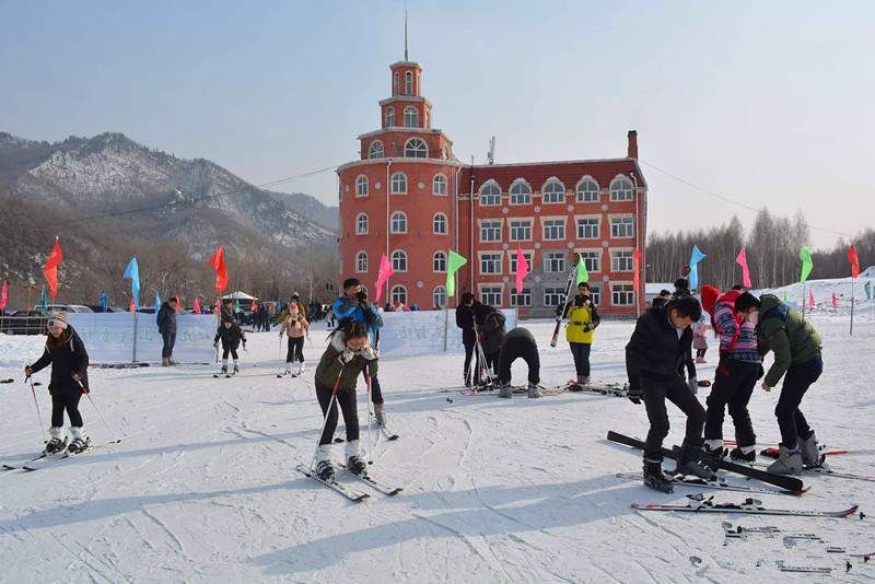 金山小镇冰雪欢乐季启幕在即 九峰山滑雪场开滑了