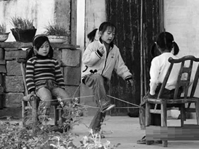 跳皮筋,地方大小没关系,其实那时候居住环境有限,都住滴不宽巢