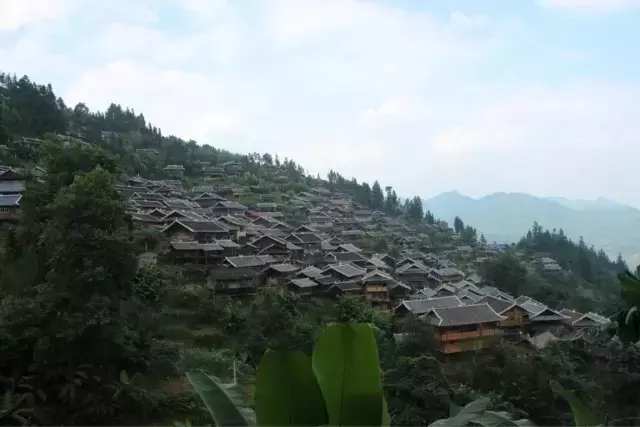 布依族石板屋 在贵州安顺布依族典型的村寨之内,当地人因地制宜,开山