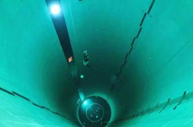 世界上最深的游泳池 好像一个无底洞