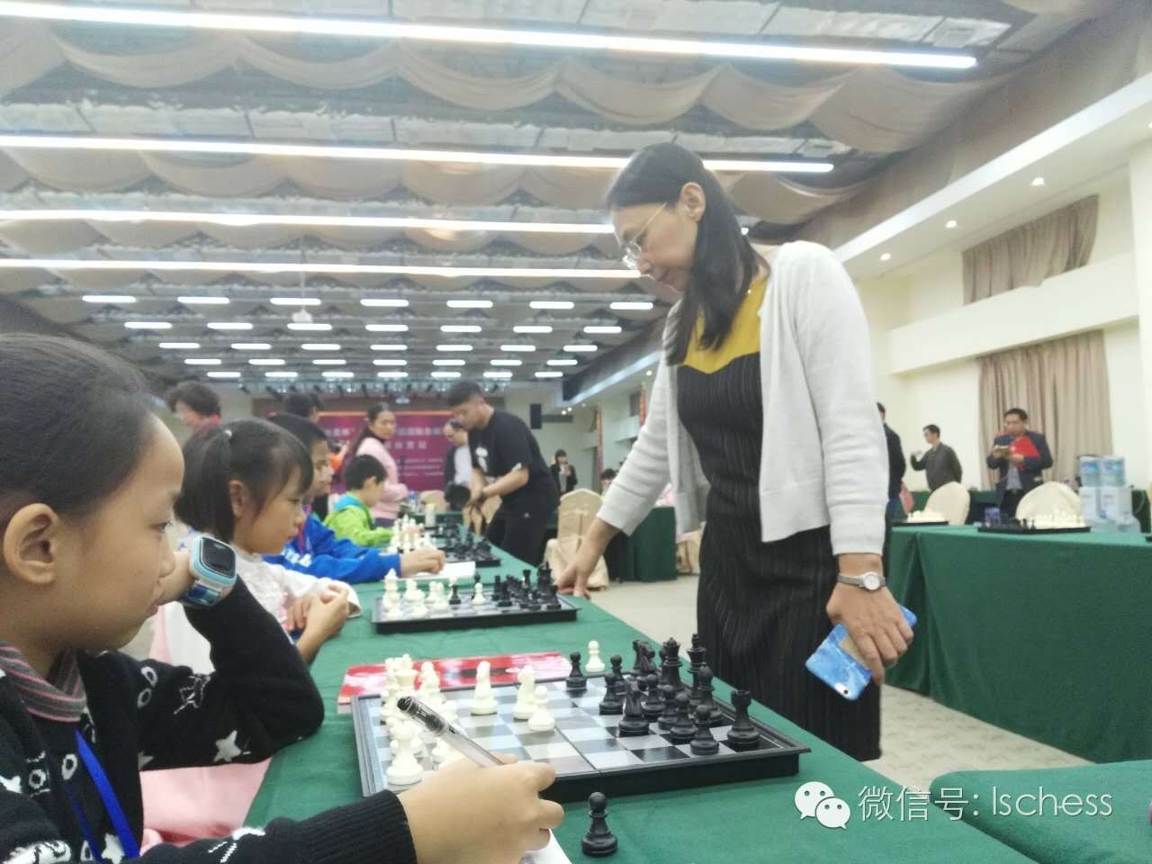 (成都棋艺学院队教练赵兰)