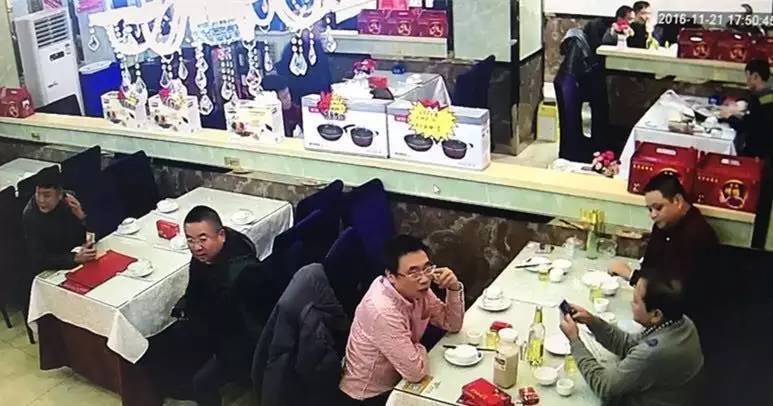 天津两名男子去饭店不吃饭只等人,谁知他们竟然干这种