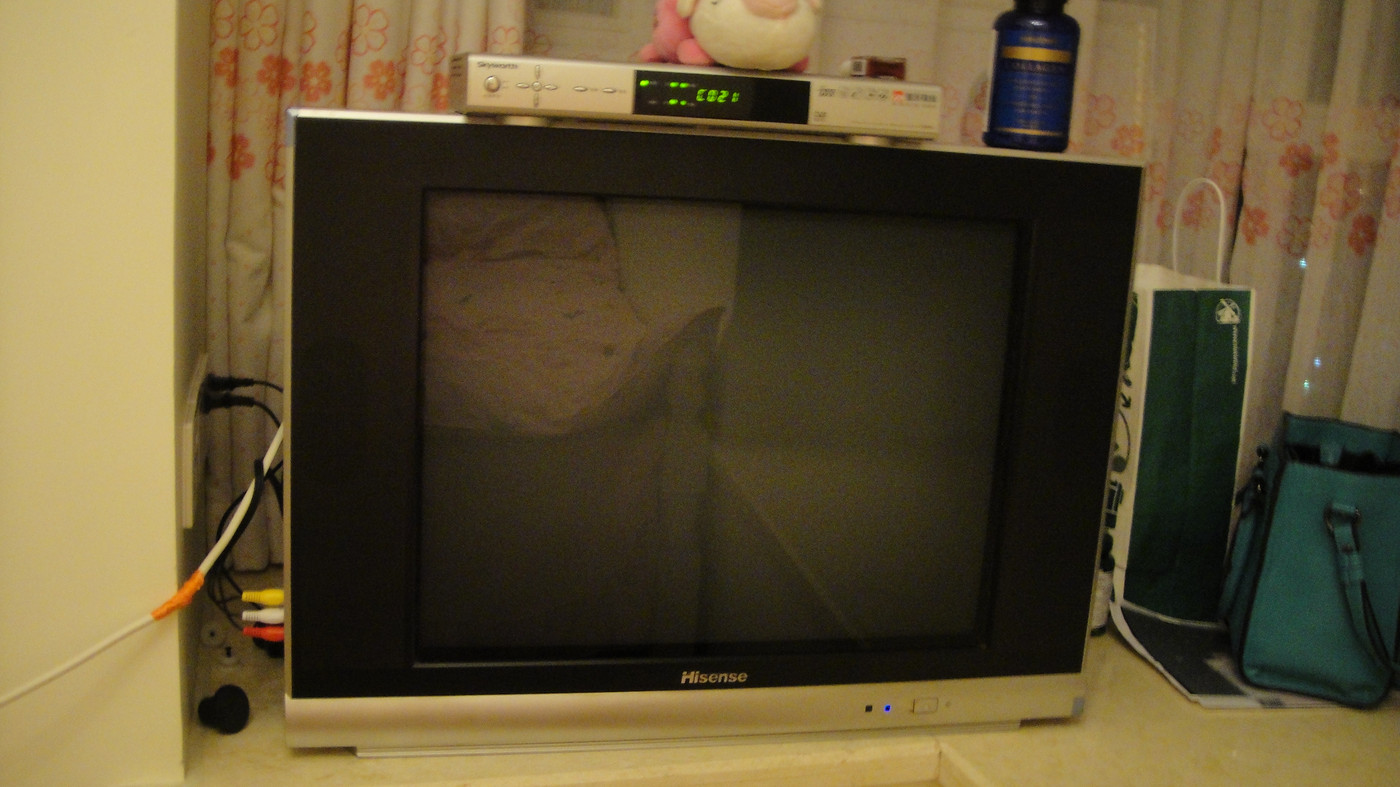 家里新买了一台电视机,怎么能知道电视机里是
