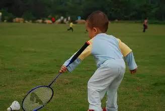 【体育精神】儿童学打羽毛球,好处多多!