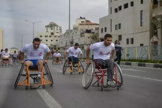 健康运动  当地时间2016年11月29日,加沙,巴勒斯坦残疾人男子参加轮椅