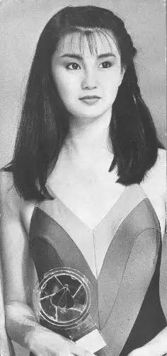 1983年,年仅19岁的张曼玉获得了"香港小姐选美大赛"亚军以及最上镜