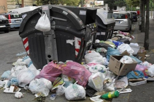 罗马街头垃圾成山 女市长拉吉展开街头突击检查