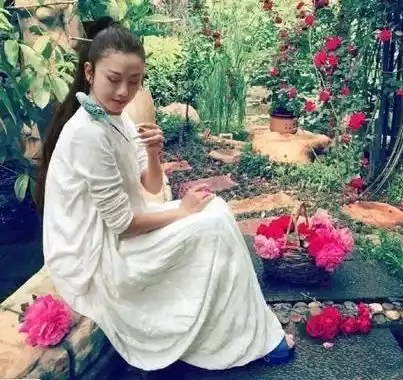 im体育已经年过半百的她结过两次婚却没有生儿育女(图3)