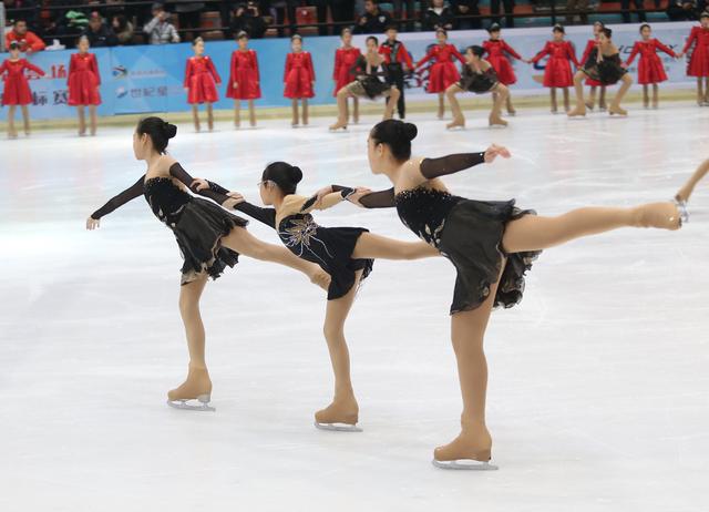 第16届北京市青少年花样滑冰队列滑锦标赛举行