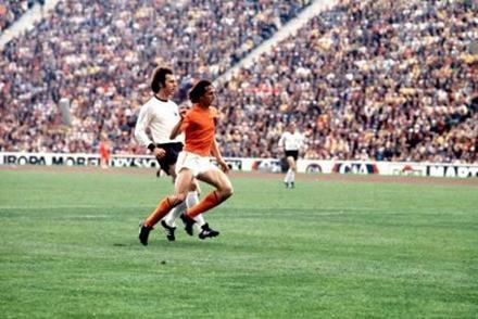 克鲁伊夫和贝肯鲍尔垄断了70年代足坛荣誉1974年世界杯上,当时风头正