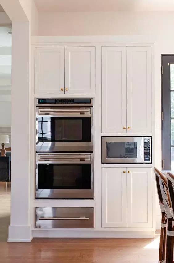 蒸箱烤箱可以布置在地柜中,也可以在高柜内,但是一般布置在高柜内