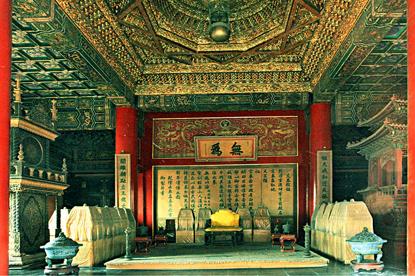 据说故宫甚至全北京的龙穴位就处在这个交泰殿上.